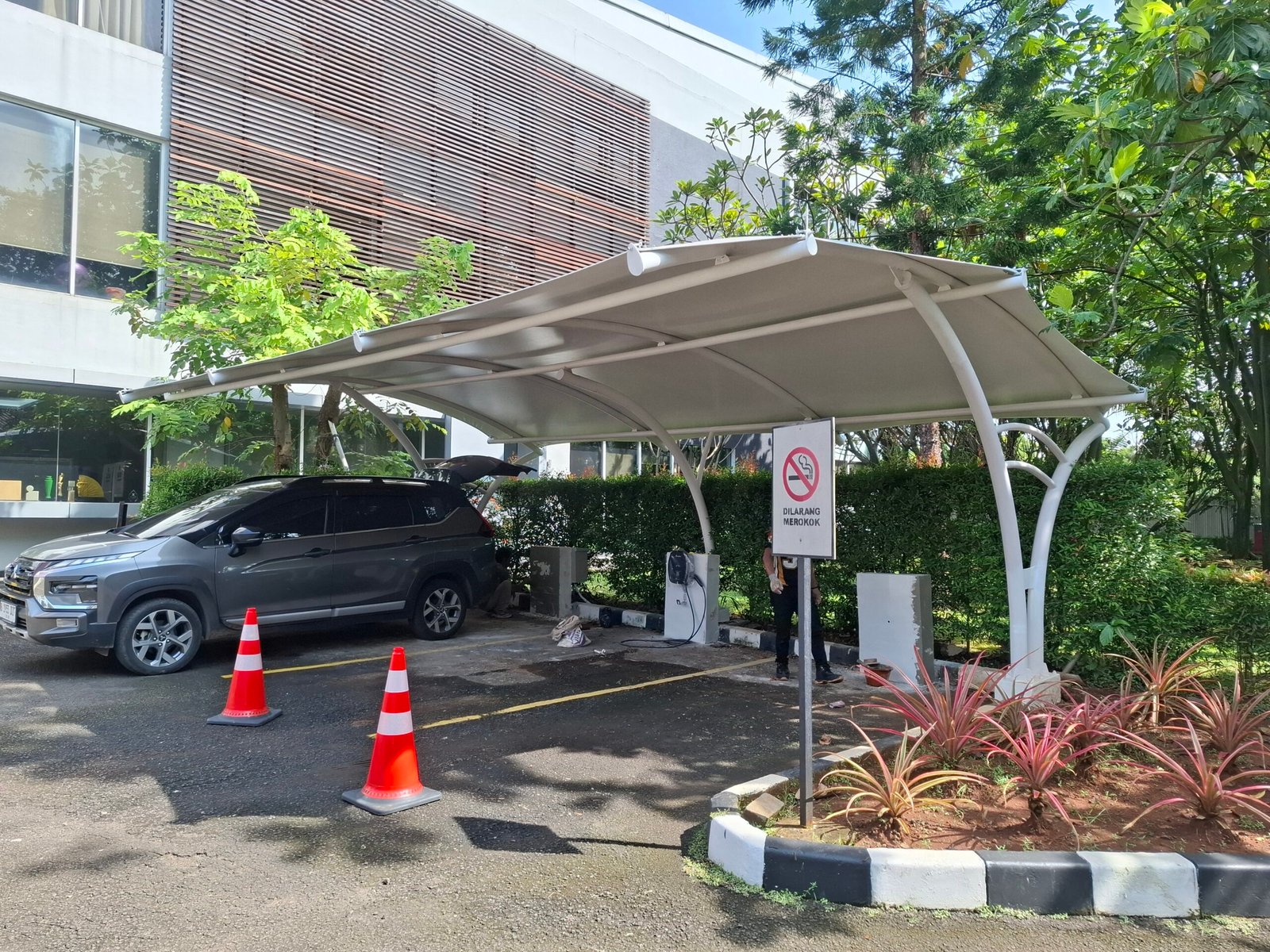 Hasil pemasangan tenda membran TB Simatupang area parkir